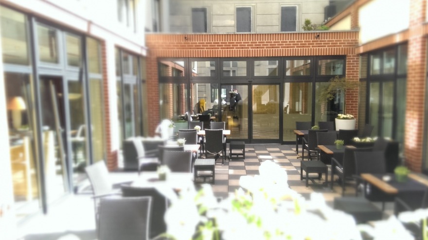 Hier genießen Sie Kaffee & Kuchen bei schönem Wetter Hier genießen Sie Kaffee & Kuchen bei schönem Wetter